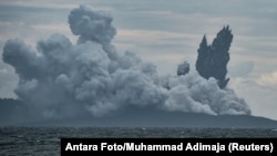 Gunung Anak Krakatau memuntahkan abu panas saat erupsi, terlihat dari Kapal Patroli Angkatan Laut Indonesia, KRI Torani 860, di Selat Sunda di Banten, 28 Desember 2018.