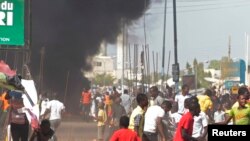 Matasa na kona gidaje.