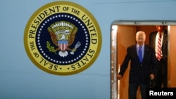 El presidente de Estados Unidos, Joe Biden, desciende del Air Force One en el aeropuerto de Brindisi, Italia, antes de la cumbre del G7 en Puglia, en Brindisi, Italia, el 12 de junio de 2024. REUTERS/Yara Nardi