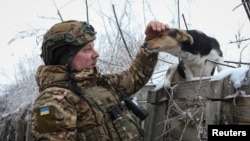 Խարկովի մարզի առաջնագծի մոտ գտնվող դիրքում զինծառայողը խրամատում