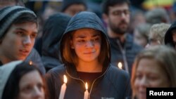 Watu wakiomboleza vifo vilivyotokea baada ya shambulizi hilo kwa kuungana kuonyesha umoja wao na kufarijiana