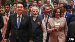 资料照片：2023年9月7日韩国总统尹锡悦（左）、印度总理莫迪（中）、中国国务院总理李强（后右二）、美国副总统哈里斯（前右）和印度尼西亚总统佐科·维多多（后右）抵达东盟峰会