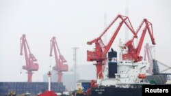  یک نفت‌کش‌ در بندر چینگدائو، استان شاندونگ، چین