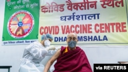 Tibetanski duhovni vođa Dalaj Lama prima dozu vakcine protiv Kovida 19 u centru za vakcinaciju u Daramsali u Indiji, 6. marta 2021. (Fotografija dostavljena Rojtersu iz kancelarije Dalaj Lame) 