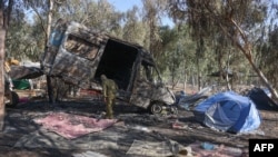 Izraelski vojnici na mestu održavanja muzičkog festivala Supernova, gde su pripadnici ekstremističkog pokreta Hamas ubili više od 260 civila (Foto: Menahem KAHANA/AFP)