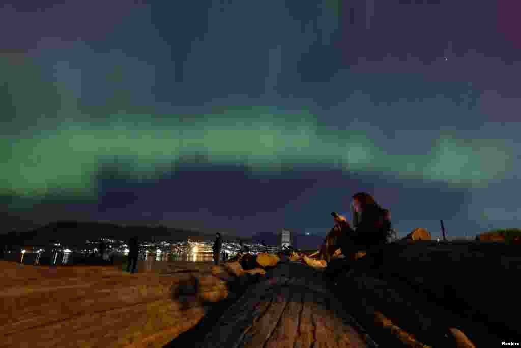 Como resultado de la eyección de masa coronal sobre el Sol, las auroras boreales iluminaron el cielo de Jericho Beach en Vancouver, Canadá.&nbsp;Muchas personas se acercaron a la playa para retratar un cielo tintado de tonos verdes, violetas y rosados.