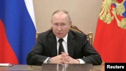 ប្រធានាធិបតី​រុស្ស៊ី លោក Vladimir Putin ថ្លែង​អំពី​ការ​ត្រៀម​កងកម្លាំង​នុយក្លេអ៊ែរ​ជាស្រេច​​ដើម្បី​ឆ្លើយតប​ទៅ​នឹង​វិធានការ​របស់​ក្រុម​បស្ចិម​ប្រទេស ទីក្រុង​មូស្គូ ប្រទេស​រុស្ស៊ី ថ្ងៃទី២៧ ខែកុម្ភៈ ឆ្នាំ២០២២។ (Russian Pool/Reuters TV via REUTERS)