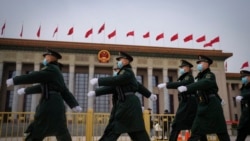 2024年3月4日，星期一，在北京舉行的全國人民代表大會籌備會議上，中國士兵列隊經過人民大會堂。(美聯社）