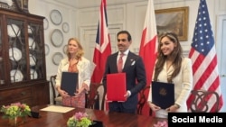 مورا نامدار، مقام ارشد دفتر امور خاور نزدیک وزارت امورخارجه آمریکا (در سمت راست تصویر) 