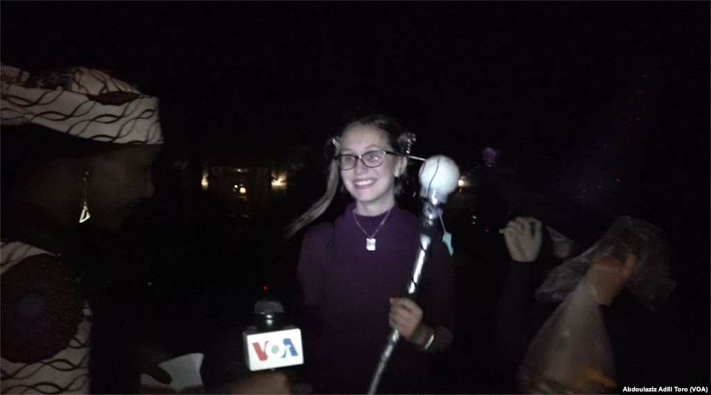 Hadiza Kyari wakiliyar muryar Amurka da wasu 'yan mata a ranar wasan Halloween, Gaithersburg, Maryland Ranar 31 Oktoba 2019.