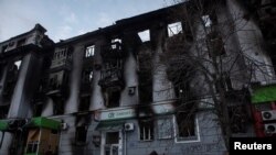 Una vista de un edificio dañado por un ataque ruso en el poblado de Bakhmut, en la región ucraniana de Donetsk, el 15 de febrero de 2023.