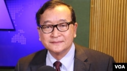 រូបឯកសារ៖ លោក សម រង្ស៊ី ប្រធាន​ស្តីទី​​​គណបក្ស​សង្គ្រោះ​ជាតិ​ដែល​ត្រូវបាន​តុលាការ​កំពូល​រំលាយ ក្នុង​កម្មវិធី Hello VOA ក្នុង​ស្ទូឌីយោ​VOA ក្នុង​រដ្ឋធានី​វ៉ាស៊ីនតោន កាល​ពី​ថ្ងៃ​ទី​៦ ខែធ្នូ ២០១៨។ (សាយ មុន្នី/VOA)