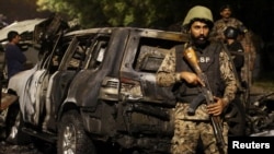 ཀ་ར་ཅིའི་རྒྱལ་སྤྱིའི་གནམ་ཐང་གི་ཉེ་འཁྲིས་སུ་རྒྱ་ནག་གི་མི་སེར་གཉིས་ལ་འབར་རྗས་ཀྱིས་གཏོར་རྒོལ་བྱས་ཏེ་རྐྱེན་ལམ་དུ་བཏང་འདུག