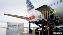ARCHIVO - Un avión de carga de American Airlines es descargado en el Aeropuerto Internacional de Filadelfia en Filadelfia, Pensilvania, EE.UU., 4 de diciembre de 2020. 