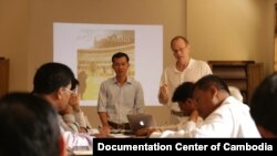 លោក​សាស្ត្រាចារ្យ អាឡិចហ្សានដឺ ហ៊ីនតុន ​(Alexander Hinton) កំពុង​និយាយ​អំពី «អ្វី​ទៅ​ជា​អំពើ​ប្រល័យ​ពូជសាសន៍» នៅ​ក្នុង​កម្មវិធី​អប់រំ​អំពី​អំពើ​ប្រល័យពូជសាសន៍​ដល់​គ្រូ​បង្គោល​ថ្នាក់​ជាតិ ​នៃ​ក្រសួង​អប់រំ យុវជន និង​កីឡា នៅ​ថ្ងៃទី១៨ ខែមីនា ឆ្នាំ២០១៦។