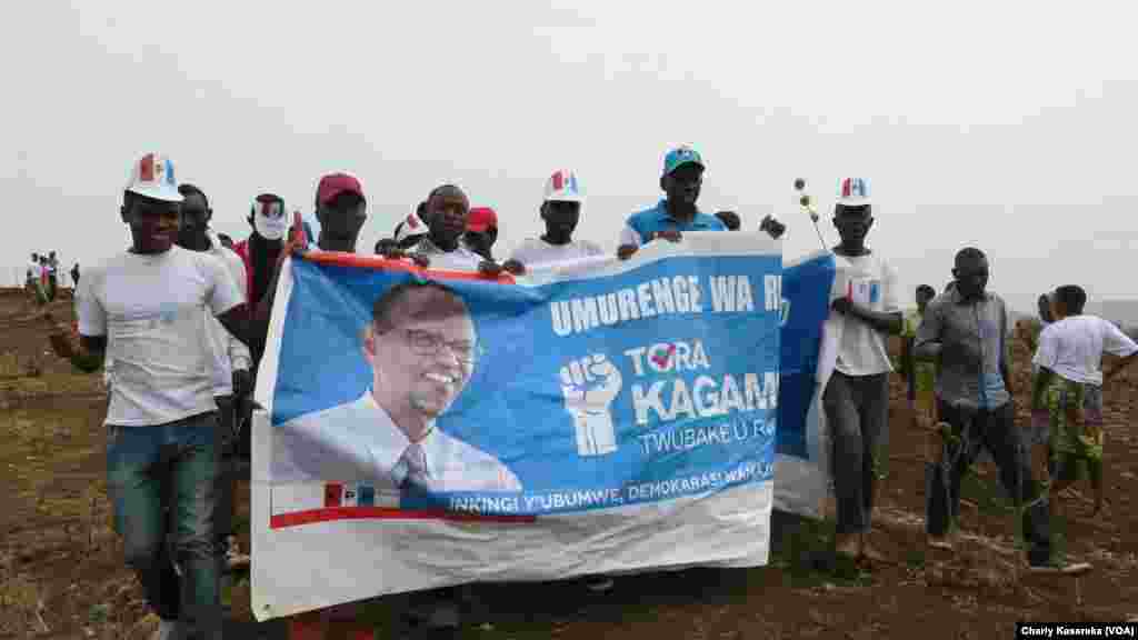 Des militants à Kigali, Rwanda, le 2 août 2017. (VOA/Charly Kasereka)