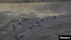 Truk-truk yang membawa hasil tambang Newmont Mining Corp di Sumbawa (21/9). (Reuters/Neil Chatterjee)