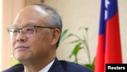 資料照：台灣行政院政務委員兼經貿談判辦公室總談判代表鄧振中在台北與媒體對話。 （2021年1月22日）