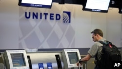 Msafiri akiwa anajisajili ili kuweza kusafiri na Shirika la ndege la United Airlines.