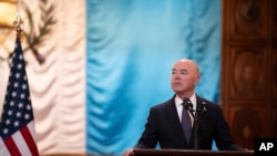 ARCHIVO: El secretario de Seguridad Nacional de EEUU, Alejandro Mayorkas, participa en una rueda de prensa conjunta con el presidente guatemalteco Bernardo Arévalo, en el Palacio Nacional de Ciudad de Guatemala, el 21 de marzo de 2024. 