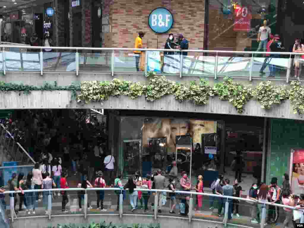 Tras una parcial liberación del control cambiario, el año pasado Venezuela vivió lo que fue considerado su primer Black Friday. Este año, el país continúa en una profunda crisis económica, a lo que se le une la pandemia. Foto: Fabiana Rodón - VOA.
