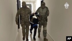 Privođenje jednog od osumnjičenih za napad na rok koncert u Moskvi (Foto: Investigative Committee of Russia via AP)