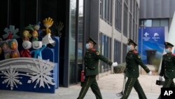 中国武警士兵在北京冬奥会吉祥物前走过。（2022年1月21日）