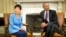 Tổng thống Nam Triều Tiên Park Geun-hye (trái) hội kiến Tổng thống Mỹ Barack Obama tại Tòa Bạch Ốc ngày 16/1/2015.
