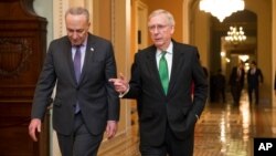 چاک شومر، رهبر اکثریت دموکرات، و میچ مک‌کانل، رهبر اقلیت جمهوری‌خواه، در سنای ایالات متحده آمریکا (آرشیو)