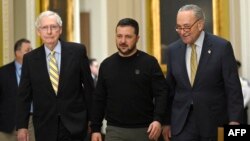 Президент України Володимир Зеленський під час візиту до Сенату разом із лідерами демократичної більшості Чаком Шумером і республіканської меншості Мітчем Макконнеллом, Вашингтон, 12 грудня 2023. Photo by ANDREW CABALLERO-REYNOLDS / AFP