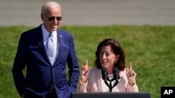 2022年8月9日，美國總統拜登在白宮南草坪聽取美國商務部長吉娜·雷蒙多有關振興美國科技創新與就業的演講。