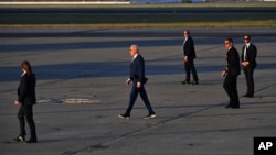 ARCHIVO - El presidente de Estados Unidos, Joe Biden, camina hacia el Marine One después de aterrizar en el aeródromo de Moffett en Mountain View, California, el jueves 9 de mayo de 2024.