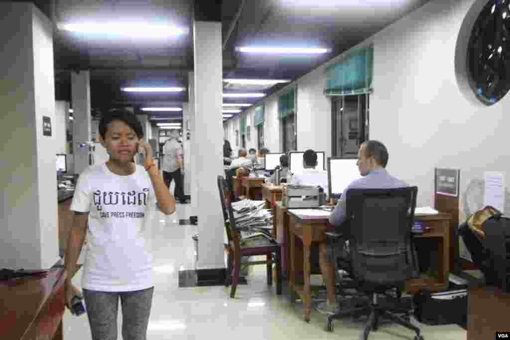 The last day of the Cambodia Daily Newspaper after 24 years in Cambodia, Phnom Penh, September 03, 2017. (Hean Socheata/VOA Khmer)