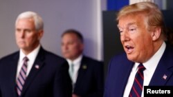 El presidente Trump informó en su intervención diaria en la Casa Blanca sobre los esfuerzos del gobierno de EE.UU. para aliviar económicamente a los estadounidenses por la crisis de la COVID-19.