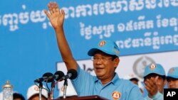 លោក​នាយករដ្ឋ​មន្រ្តី​​ ហ៊ុន សែន (កណ្តាល) គ្រវីដៃ​ទៅ​រក​អ្នកគាំទ្រ​ក្នុង​អំឡុង​ពេល​ធ្វើ​យុទ្ធនាការ​ឃោសនា​បោះ​ឆ្នោត​ថ្ងៃ​ចុងក្រោយ​នៅ​ក្នុង​រាជធានី​ភ្នំពេញ​ នៅ​ថ្ងៃទី​២៧ កក្កដា ​សម្រាប់​ការ​បោះឆ្នោត​ជាតិ​អាណត្តិ​ទី​៦​ ដែល​នឹង​ប្រព្រឹត្តទៅ​នៅ​ថ្ងៃអាទិត្យ ទី​២៩ ខែកក្កដា ឆ្នាំ​២០១៨។ 