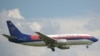 Pesawat Sriwijaya Air Boeing 737-300, mirip dengan Boeing 737-500 SJY182 yang kehilangan kontak dalam penerbangan dari Jakarta ke Pontianak pada 9 Januari. 2021. (Foto: AFP/Adek Berry)