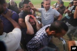 Arhiva - Militanti palestinskog Hamasa transportuju Jardena Bibasa u Gazu nakon što su ga kidnapovali iz njegove kuće u Nir Ozu, izraelskom kibucu nedaleko od granice Gaze, 7. oktobra 2023.