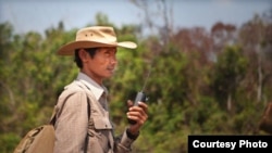 រូបឯកសារ៖ លោក ​ឈុត​ វុទ្ធី ​អំឡុង​ពេល​​ធ្វើ​បេសក​កម្ម​មួយ​កាល​ពី​ពេល​លោក នៅមានជីវិត។ ​​(រូប​ថត​ផ្ដល់​ដោយ​ក្រុម​គ្រួសារ)