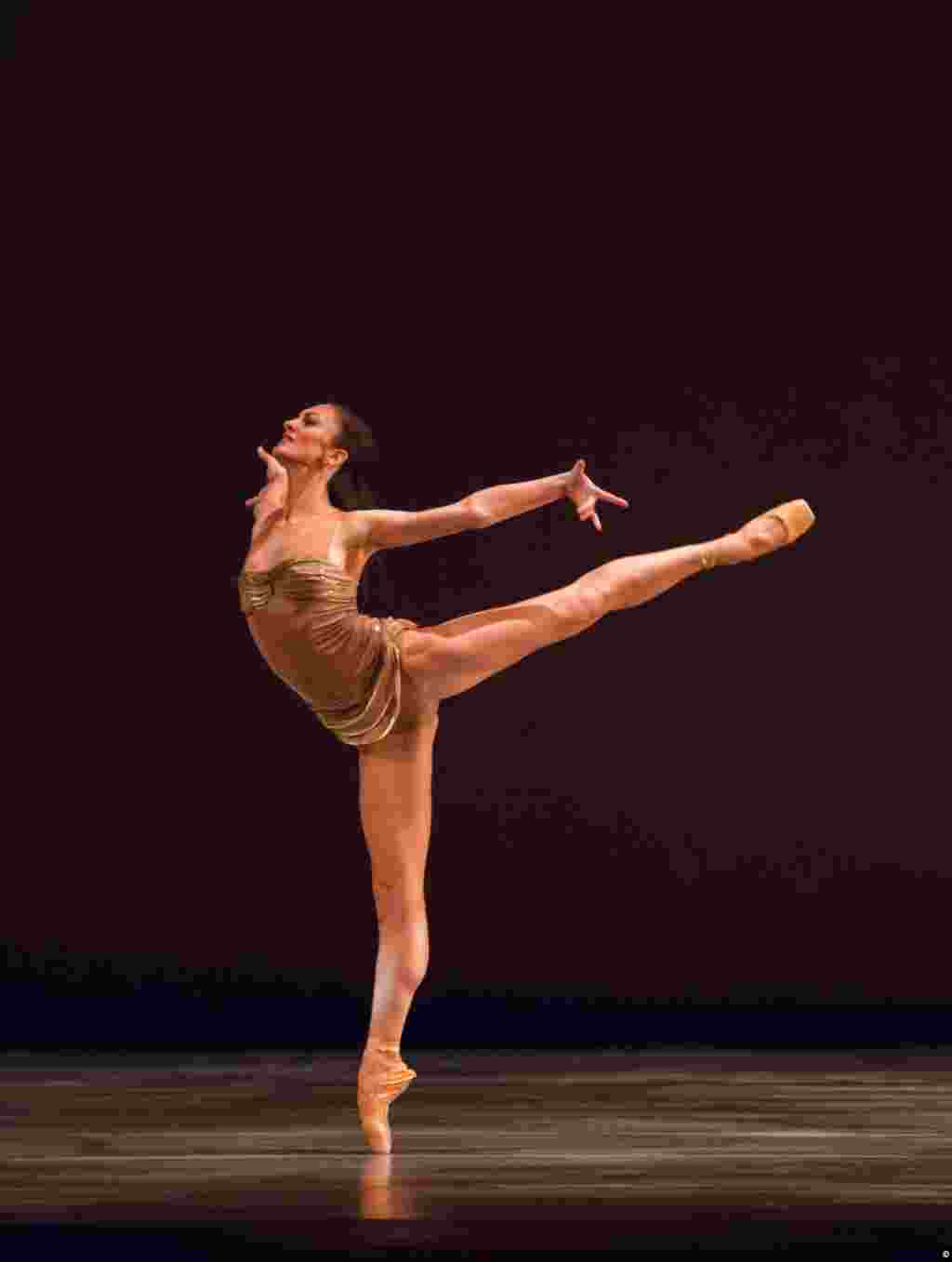 ვიქტორია ჯაიანი ჯოფრი-ბალეტის წარმოდგენაში "ადაჟიო". შერილ მენის ფოტო.