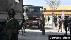 နယ်ခြားစောင့်တပ် BGF ကလွှဲပြောင်းပေးတဲ့ မြဝတီခရိုင် ရွှေကုက္ကိုမြို့သစ်မှာ ကျားဖြန့်ငွေလိမ်ဂိုဏ်းတွေဆီမှာ အတင်းအကျပ်အလုပ်စေခိုင်းခံနေရသူ နိုင်ငံခြားသား ၆၁ ဦးကို ထိုင်းအာဏာပိုင်တွေက လာရောက်လွှဲပြောင်းခေါ်ယူနေစဥ်။ (ဖေဖေါ်ဝါရီ ၆၊ ၂၀၂၅/Photo: တာ့ခရိုင်လဝက)