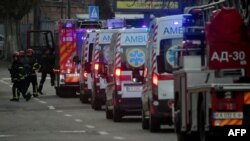 Spasioci napuštaju svoja vozila na mjestu eksplozije nakon napada ruskih dronova u Kijevu 25. novembra 2023.