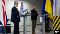 Kryeministri britanik duke folur në Kiev (16 janar 2025)