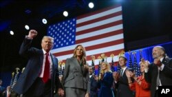 2024年11月6日，共和党总统候选人、美国前总统特朗普在夫人梅拉尼娅和家人的陪同下来到在佛罗里达州西棕榈滩会议中心举行的选举夜集会。