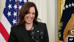 Majkamu rais wa Marekani Kamala Harris alipozungumza katika hafla ya kusherehekea Mwezi wa Historia ya Weusi katika White House, Februari 28, 2022, huko Washington.
