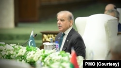 شهباز شریف، صدر اعظم پاکستان در حال سخنرانی در نشست سازمان همکاری شانگهای در اسلام‌آباد، تاریخ ۱۶ اکتوبر ۲۰۲۴