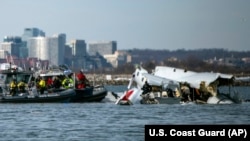 En esta imagen proporcionada por la Guardia Costera de EEUU, se ven restos del accidente aéreo en el río Potomac, cerca del Aeropuerto Ronald Reagan National de Washington, el 30 de enero de 2025, en Washington.