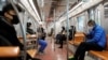 Los pasajeros comienzan a regresar al transporte público de Beijing, todos llevan máscaras protectoras contra la epidemia de coronavirus, el 10 de febrero de 2020.