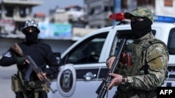 敘利亞官方通訊社（SANA）2025年3月8日發佈的這張資料圖片顯示，敘利亞政府武裝在沿海城市拉塔基亞的一個檢查站駐守。