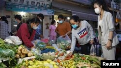 រូបឯកសារ៖ ប្រជាជន​ពាក់​ម៉ាស់​ការពារ ហើយ​នាំ​គ្នា​ប្រញាប់ប្រញាល់​ទៅ​ទិញ​ម្ហូប​នៅ​ផ្សារ​ត្រី​មួយ ខណៈ​ដែល​មាន​ពាក្យ​ចចាមអារ៉ាម​ថា រាជធានី​ភ្នំពេញ​នឹង​ត្រូវ​បិទ ដើម្បី​ទប់ស្កាត់​ការ​ឆ្លង​រាតត្បាត​ជំងឺ​កូវីដ១៩ ថ្ងៃទី១៤ ខែមេសា ឆ្នាំ២០២១។ REUTERS/Cindy Liu