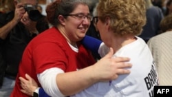 2025 年 2 月 15 日，以色列人質雅伊爾·霍恩 (Yair Horn)獲釋後與朋友擁抱慶祝。